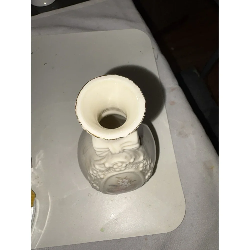 Royal Heritage Collection Vintage The Cameo Ribbon Vase
